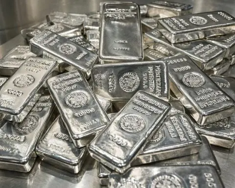 Preço da Prata Hoje se Mantém Perto do Recorde de US$79 com Apostas em Corte de Juros pelo Fed e Regras de Exportação da China Aumentando Temores de Oferta
