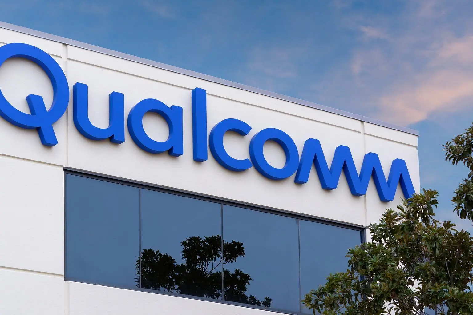Qualcomm (QCOM) Stock on December 3, 2025: AI Momentum, Hedge Fund Buying, Options Surge and Dividend Deadline
