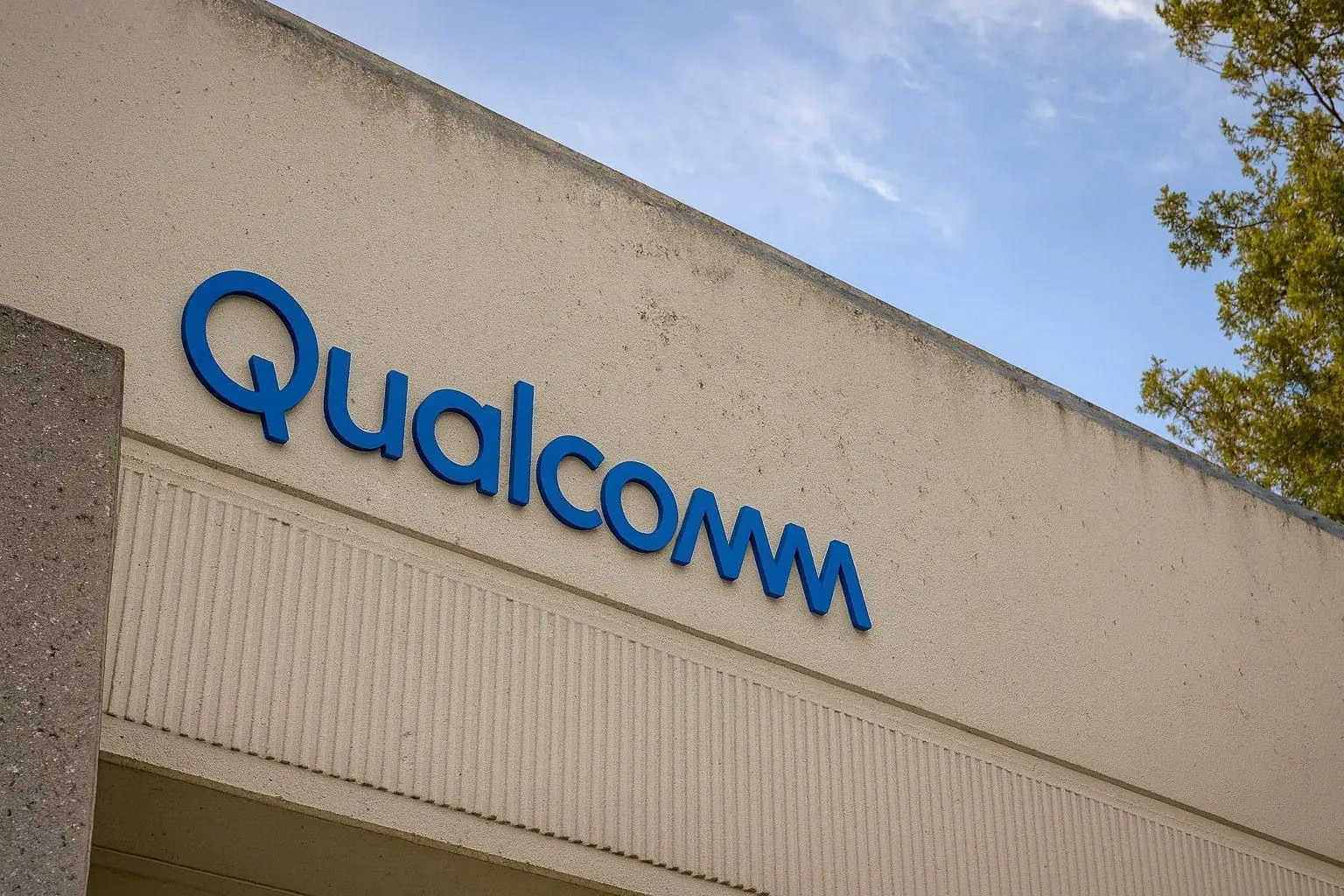 Qualcomm (QCOM) Stock on December 4, 2025: AI Momentum, Dividend Record Date and 2026 Forecasts