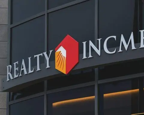Realty Income (NYSE: O) Stock This Week: Dividend Hike, $800M Las Vegas Deal, and the Week-Ahead Setup (Updated Dec. 12, 2025)