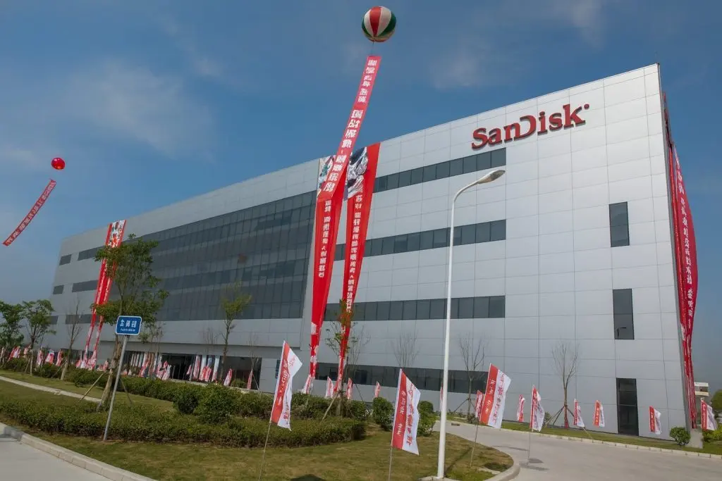 SanDisk Stock (SNDK) on December 8, 2025: JPMorgan Neutral, Susquehanna to $300 as AI Flash Leader Cools After Huge Rally