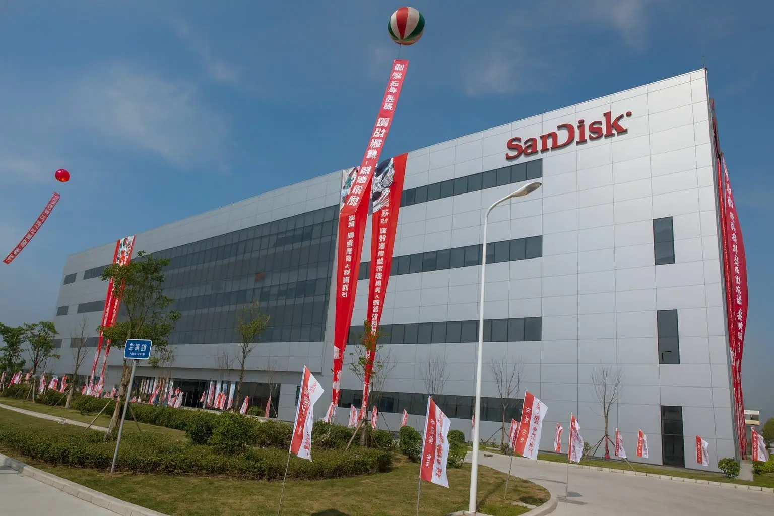 SanDisk Stock (SNDK) on December 8, 2025: JPMorgan Neutral, Susquehanna to $300 as AI Flash Leader Cools After Huge Rally