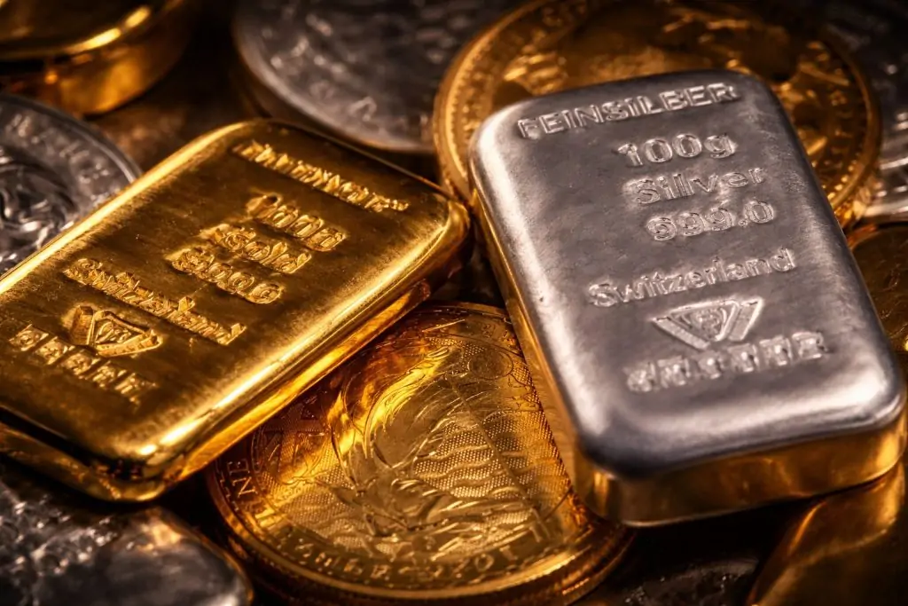 Santa Claus Rally Watch: S&P 500 Near 7,000 as Fed Minutes Loom and Gold, Silver Smash Records