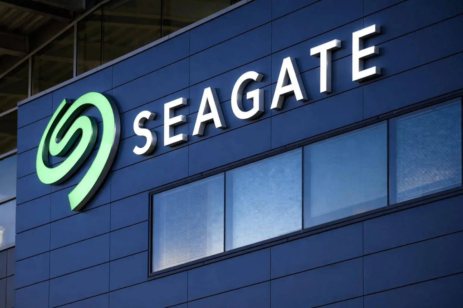 Seagate Technology STX Stock Before the December 22, 2025 Market Open: Nasdaq-100 Addition, AI Storage Demand, Analyst Targets, and What to Watch