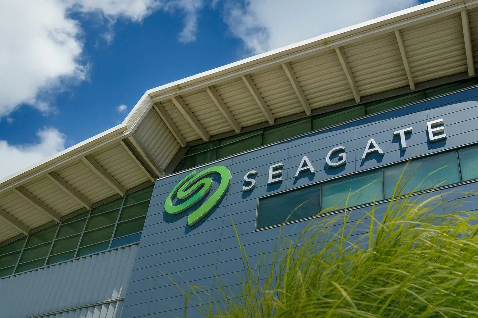 Seagate Technology (STX) Stock News Today: Nasdaq-100 Addition, Dividend Dates, Analyst Targets and 2026 Outlook