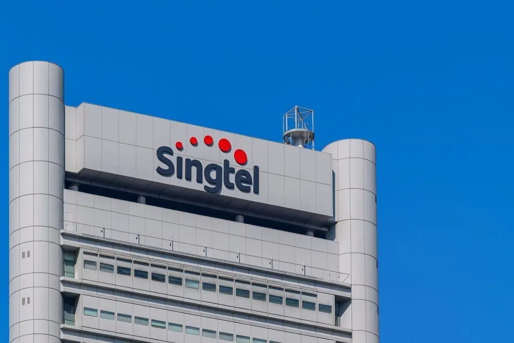 Singtel stock slides as 50Gbps fibre trial spotlights spend-and-growth questions