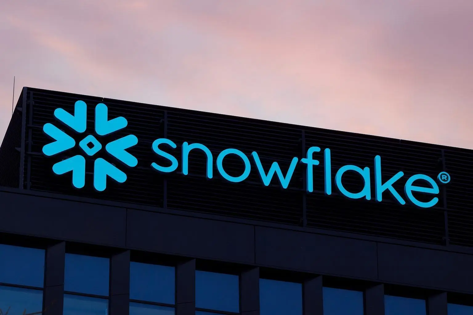 Snowflake (SNOW) Stock After Hours on Dec. 15, 2025: What Investors Need to Know Before the Market Opens Dec. 16
