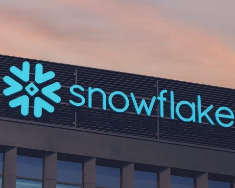 Snowflake (SNOW) Stock After Hours on Dec. 24, 2025: Observe Acquisition Rumors, Insider Sales, and What to Know Before the Next Market Open