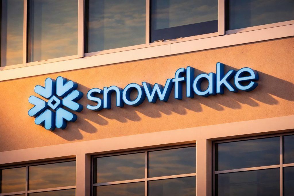 Snowflake (SNOW) Stock News and Forecasts for Dec. 16, 2025: Analyst “Outperform,” Insider Sale Filings, and the Databricks Rivalry