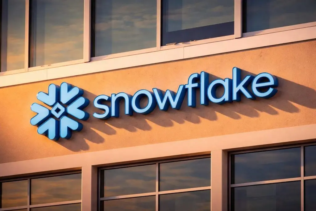 Snowflake (SNOW) Stock News and Forecasts for Dec. 16, 2025: Analyst “Outperform,” Insider Sale Filings, and the Databricks Rivalry