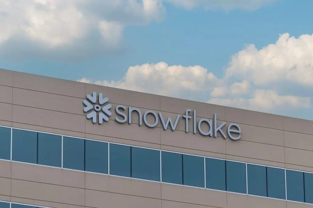 Snowflake (SNOW) Stock on December 4, 2025: Q3 FY26 Earnings Beat, AI Milestone and What Wall Street Expects Next