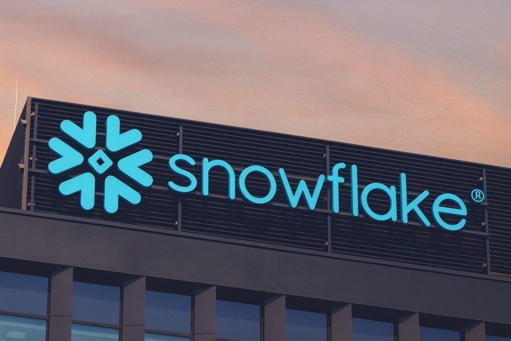 Snowflake Stock (SNOW) After Hours on Dec. 23, 2025: Observe Acquisition Talks, Insider Filings, and What to Know Before the Dec. 24 Open