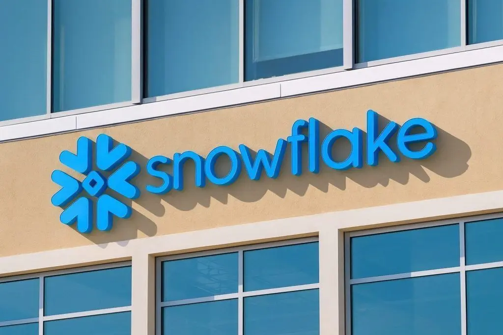 Snowflake Stock (SNOW) After Hours on December 9, 2025: Insider Sales, Ataccama Deal and What to Watch Before the December 10 Open