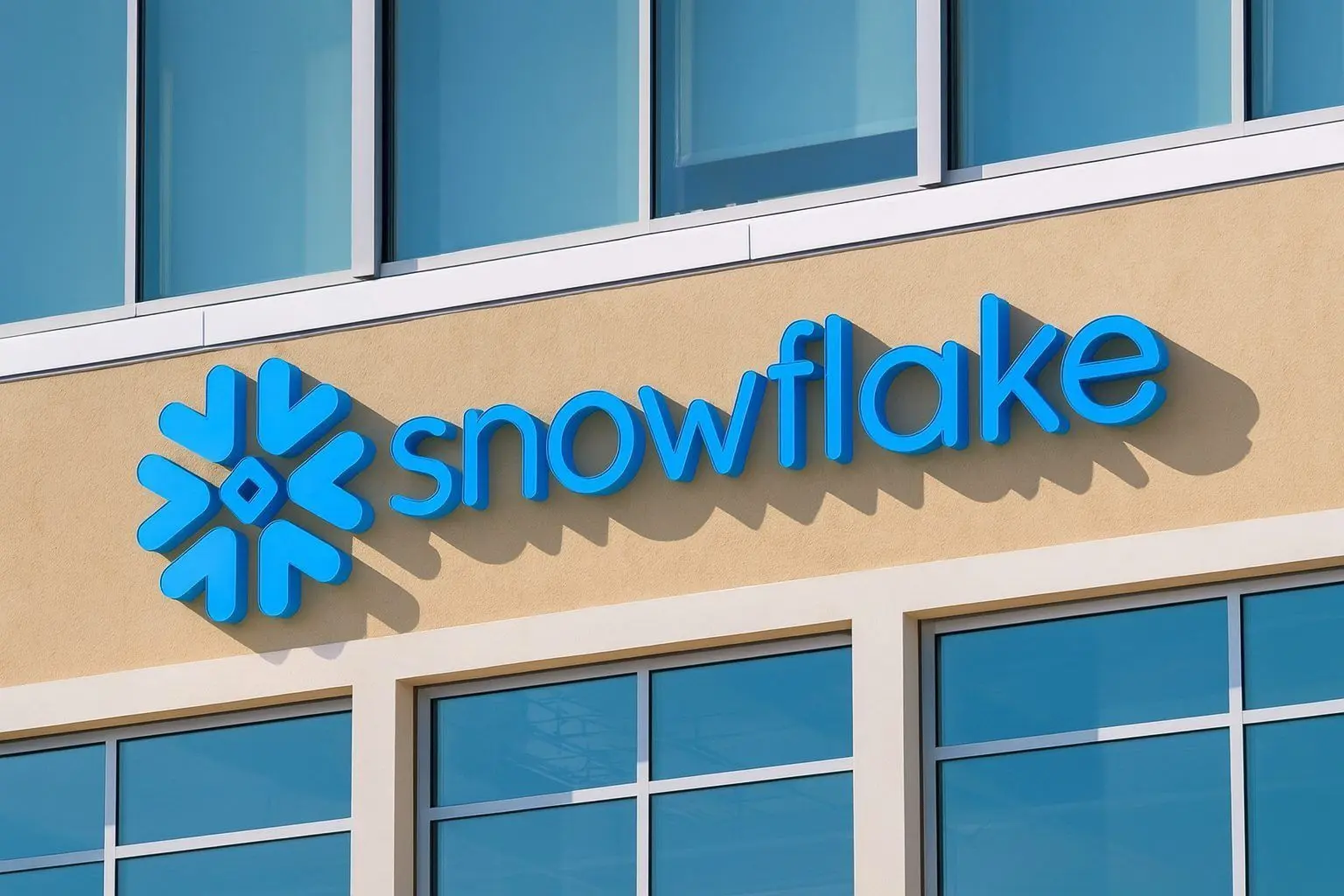Snowflake Stock (SNOW) After Hours on December 9, 2025: Insider Sales, Ataccama Deal and What to Watch Before the December 10 Open