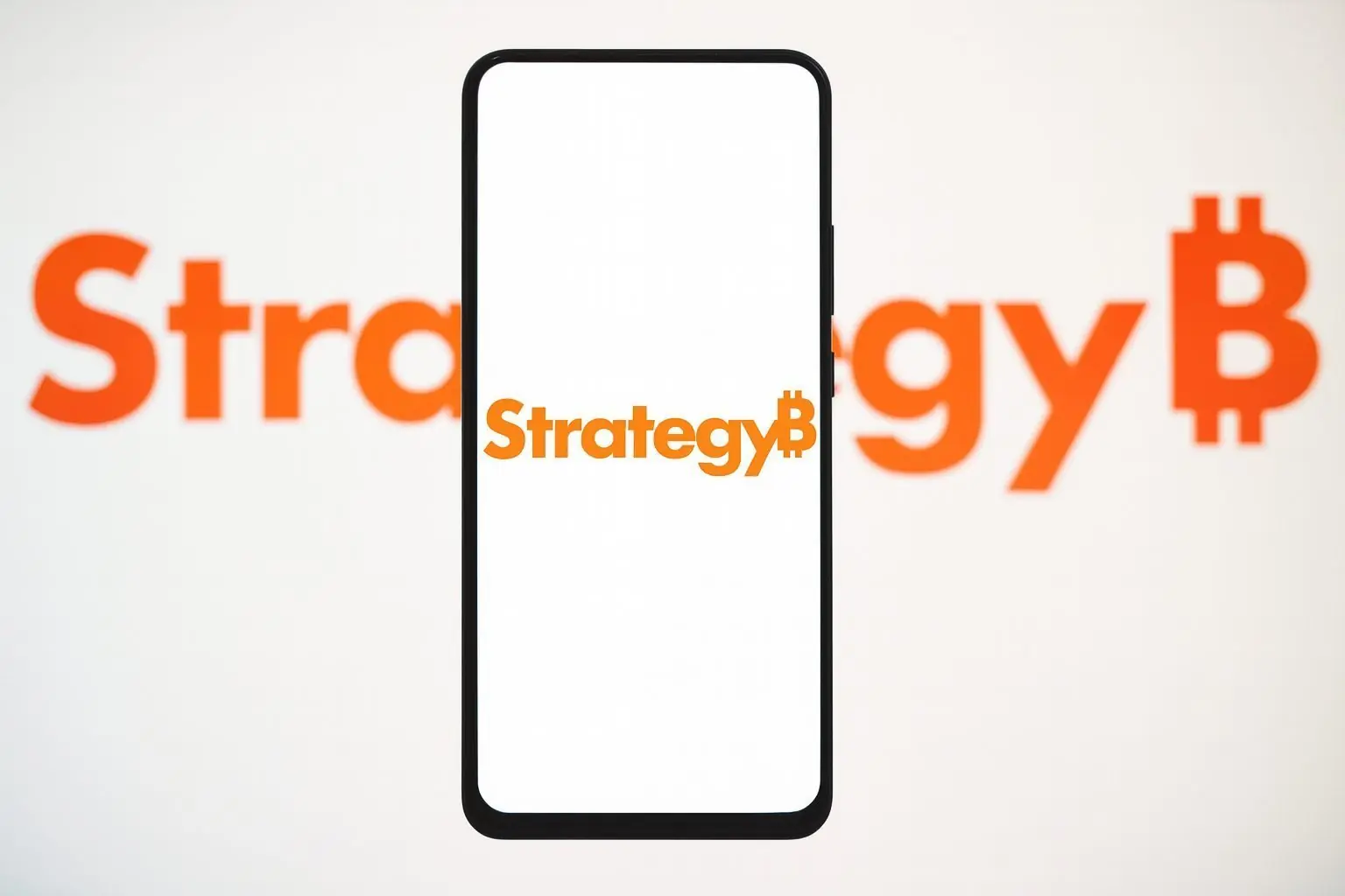 Strategy Inc (MSTR) Stock Plunges as Bitcoin Slides and $1.44 Billion Cash Reserve Splits Opinion – Latest News, Forecasts and Analysis (2 December 2025)