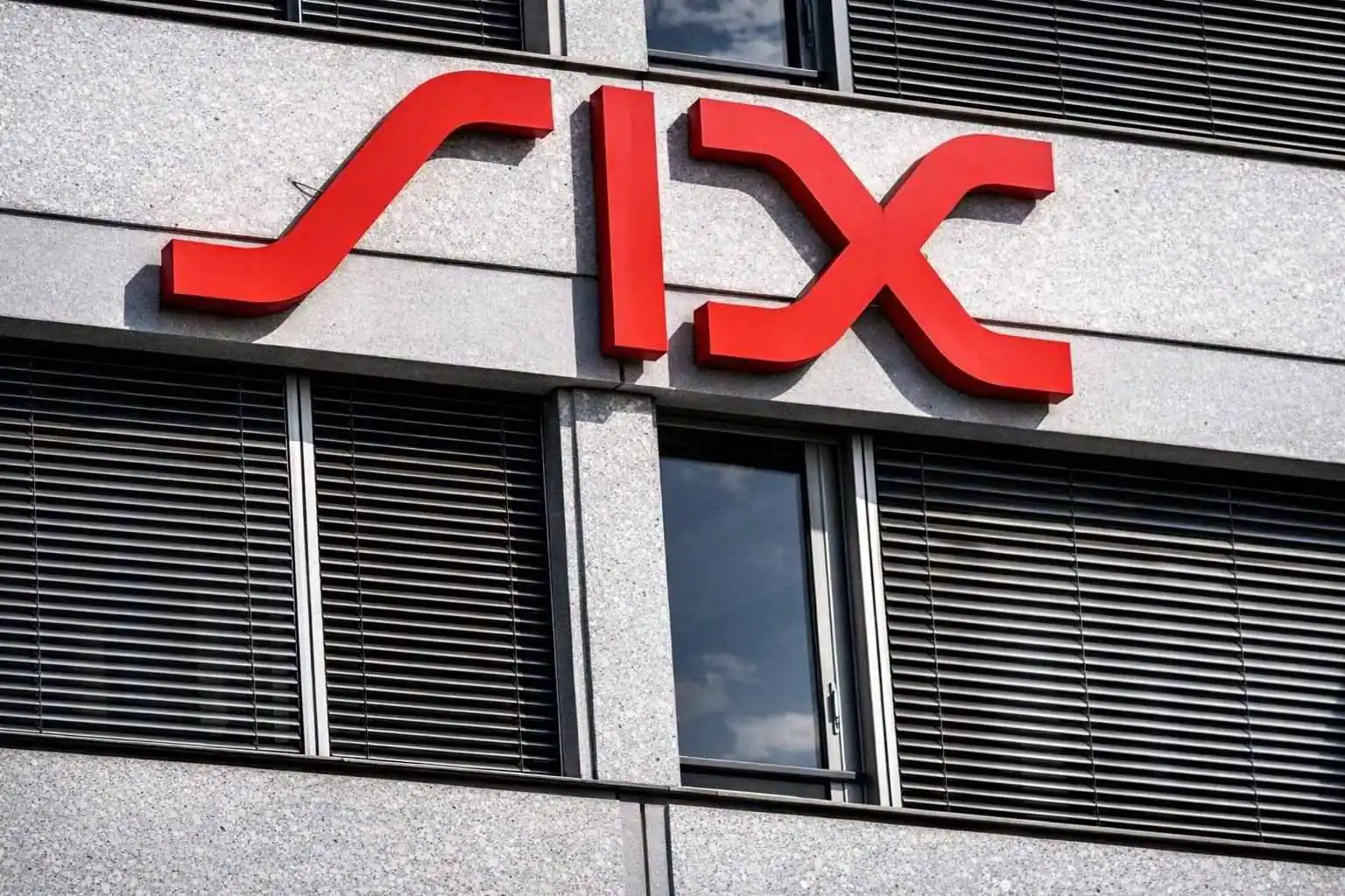 Swiss Exchange Update (21 Dec 2025): SIX’s SMI Near 13,200 as Holiday Closures Loom and 2026 Forecasts Turn Cautiously Optimistic