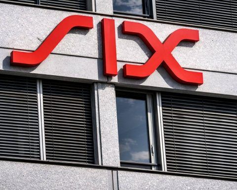 Swiss stocks start 2026 on a cautious note as UBS, Richemont lift SMI; SNB franc signal watched