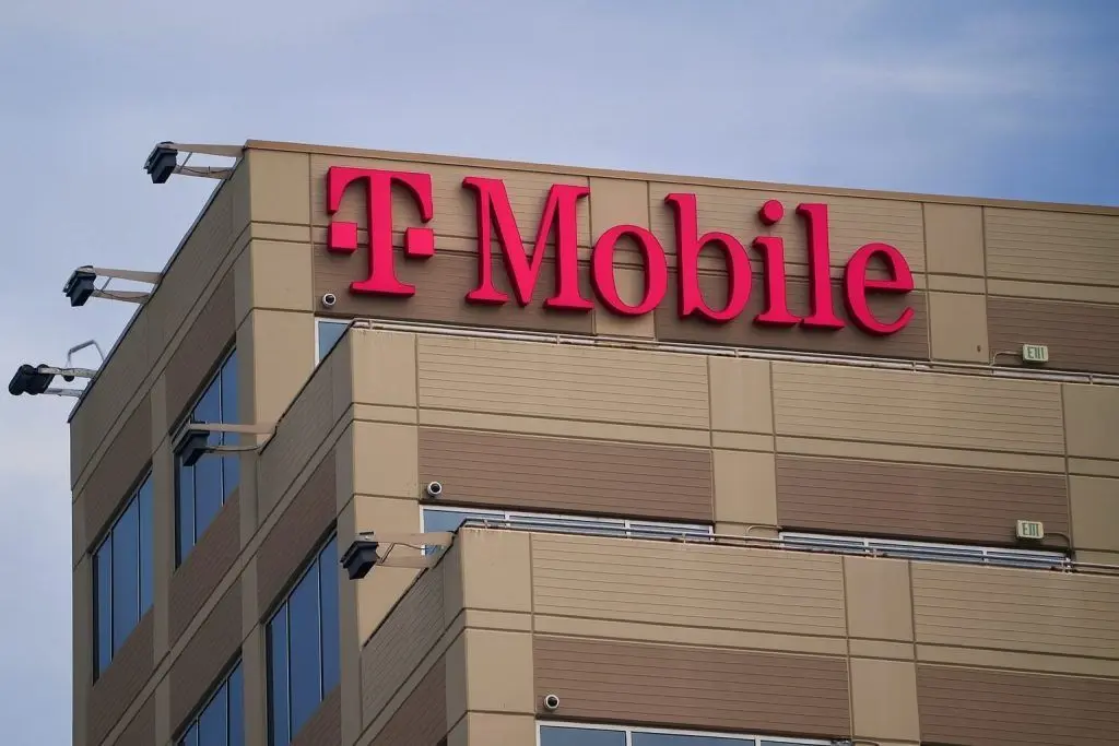 T-Mobile (TMUS) Stock Outlook After the November 21 Downgrade: Price War Fears, 5G Growth and a Bigger Dividend