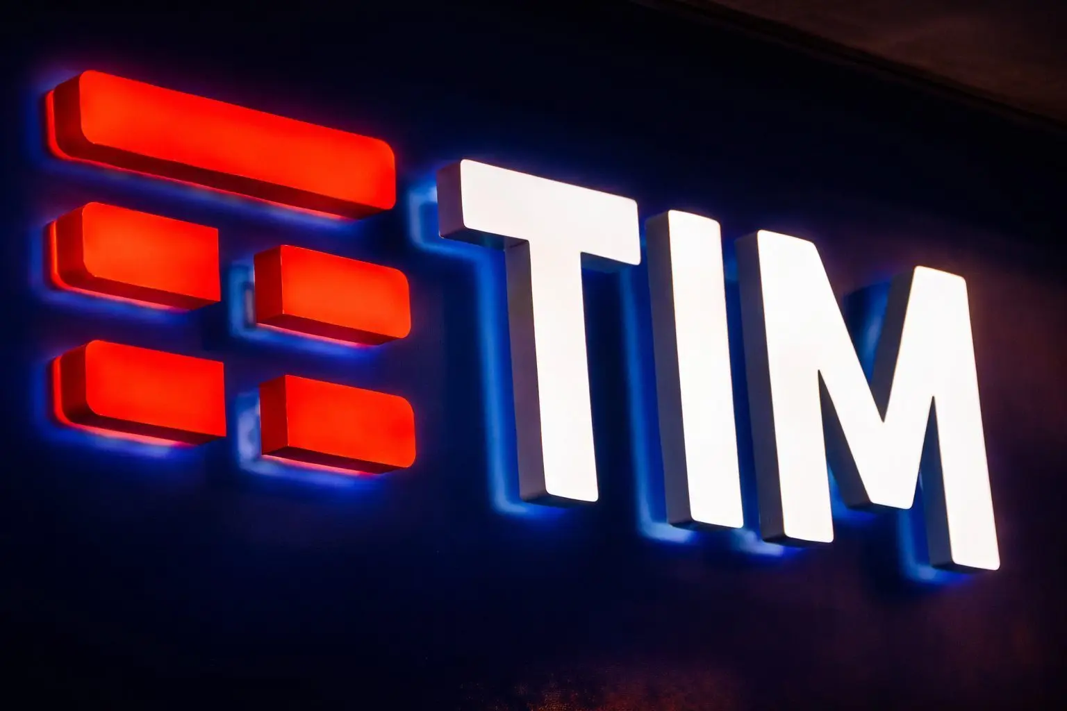 TIM S.A. Stock (TIMS3, TIMB) on Dec. 22, 2025: Dividend Cutoff Day, Buyback-Driven Share Count Drop, and Fresh Analyst Targets for Brazil’s Telecom Leader