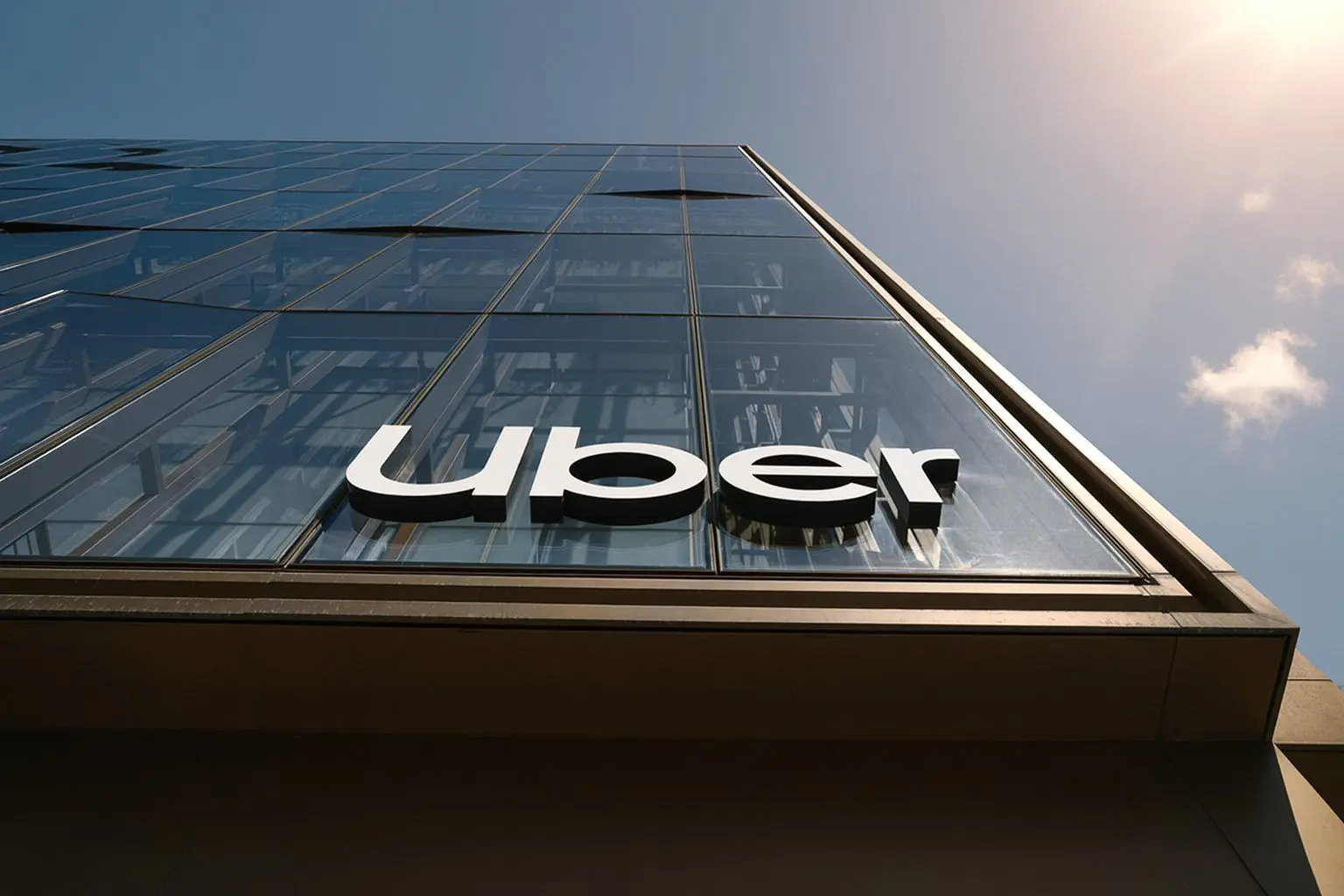 Uber Stock Outlook December 2025: Robotaxis, Ad Data and a New Chapter After the November Pullback