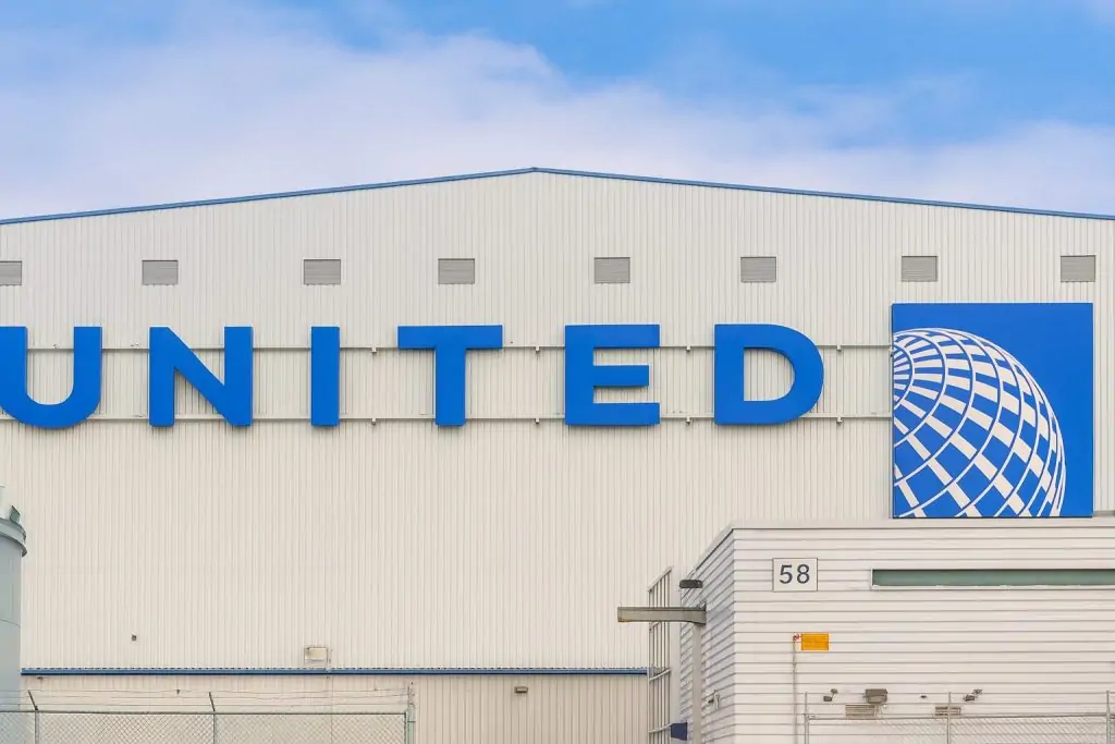 United Airlines (UAL) Stock Jumps on Travelport Deal and Bullish Analyst Targets – Is the 2026 Rally Already Boarding?