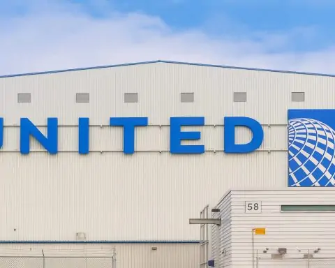 United Airlines (UAL) Stock Jumps on Travelport Deal and Bullish Analyst Targets – Is the 2026 Rally Already Boarding?