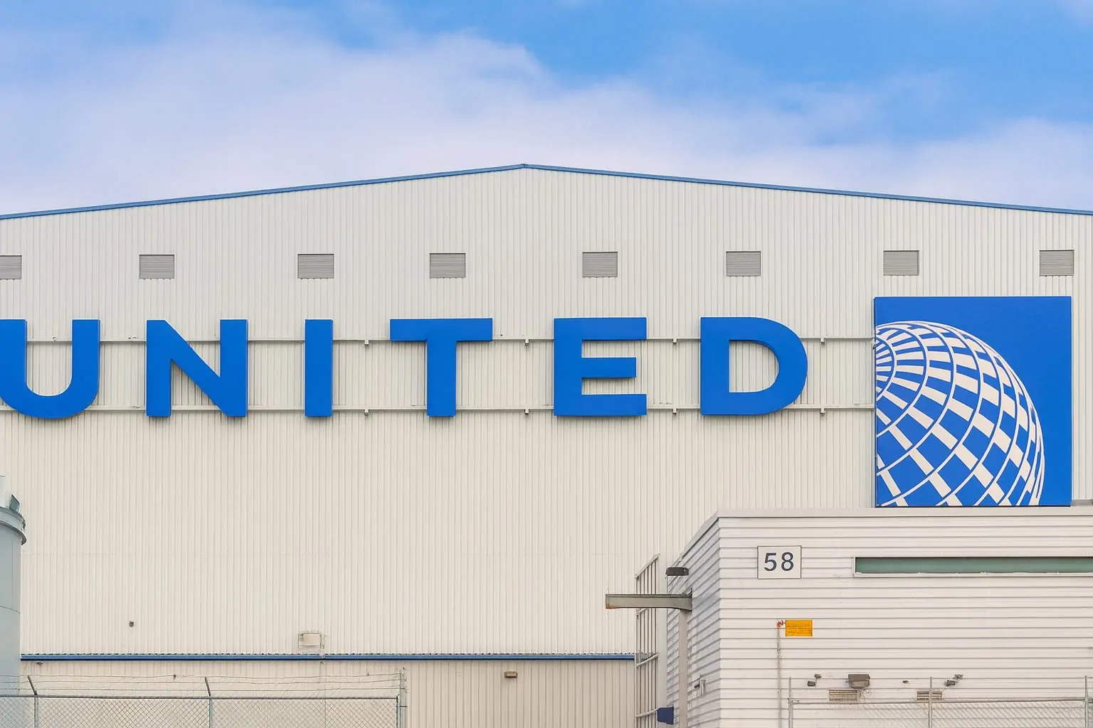 United Airlines (UAL) Stock Jumps on Travelport Deal and Bullish Analyst Targets – Is the 2026 Rally Already Boarding?