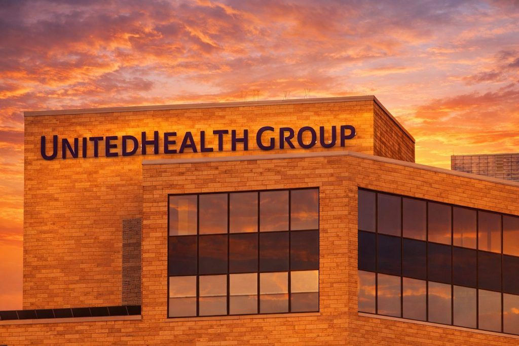 UnitedHealth (UNH) stock closes up 1.9% to start 2026 as earnings loom