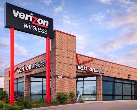 Verizon Communications Inc. (VZ) Stock in December 2025: Earnings, 7% Dividend Yield and Frontier Deal Update