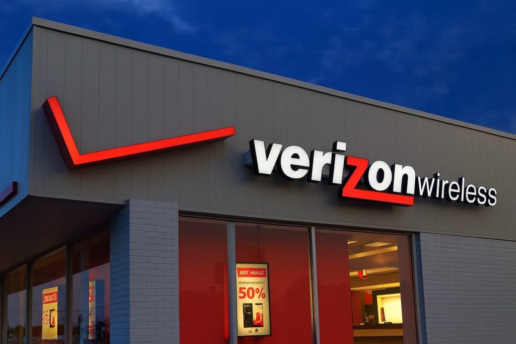 Verizon Communications Inc. (VZ) Stock on December 10, 2025: Price, Dividend Yield, Layoffs and Wall Street Forecasts