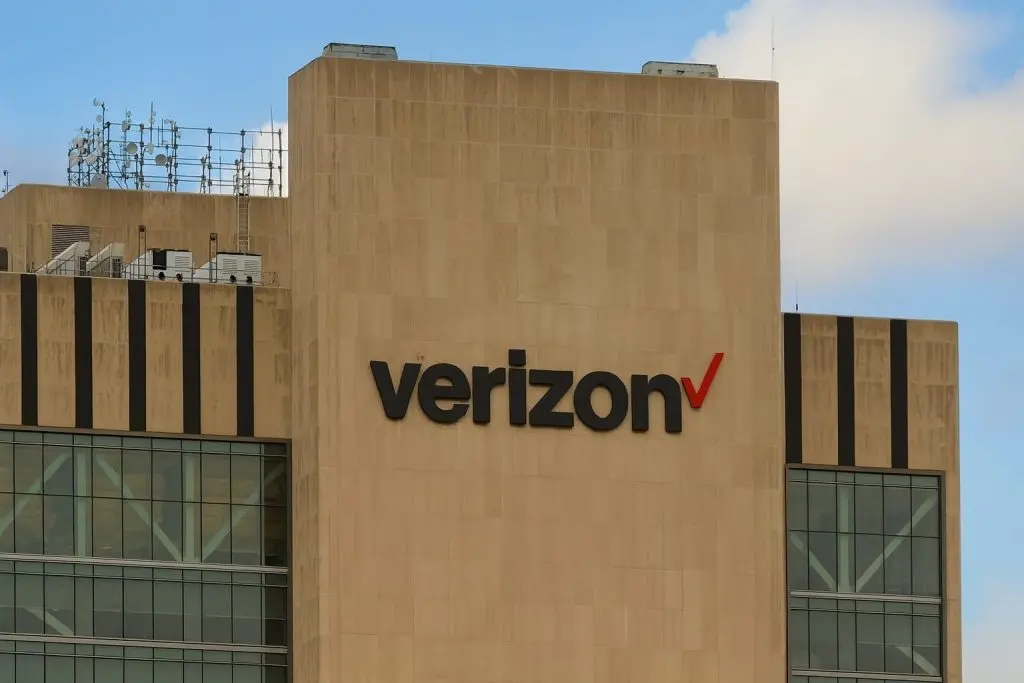 Verizon Communications (VZ) Stock on December 7, 2025: Dividend Giant Reshapes Itself With Job Cuts, 5G Bets and a New CEO