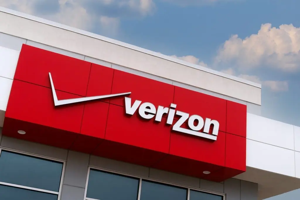 Verizon (VZ) Stock on December 8, 2025: Near‑7% Dividend Yield, Deep Job Cuts and What Wall Street Expects Next