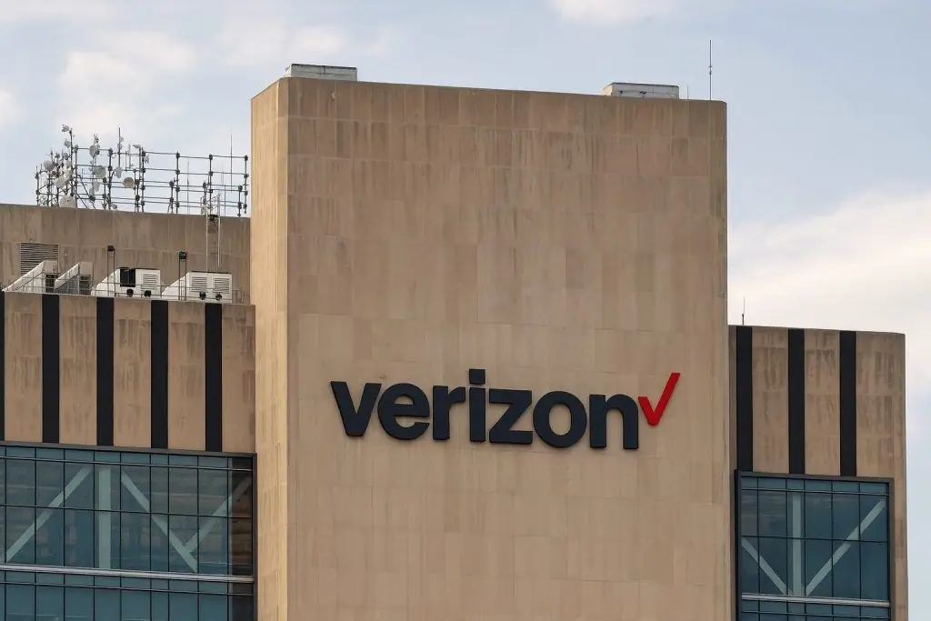 Verizon (VZ) Stock Today: High Dividend, 13,000 Layoffs and Wall Street Price Targets – December 6, 2025