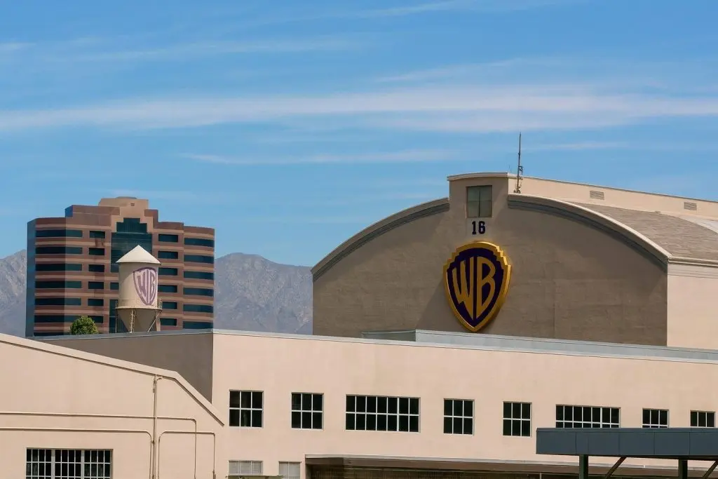 Warner Bros. Discovery, Inc. – Series A (WBD) Stock on December 9, 2025: Netflix vs. Paramount Skydance Takeover War, Analyst Downgrades and Fresh Price Targets