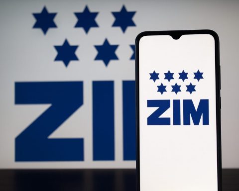 ZIM Integrated Shipping (ZIM) Stock Surges on Competing Buyout Proposals: Latest News, Analyst Targets, Dividend, and 2026 Shipping Outlook