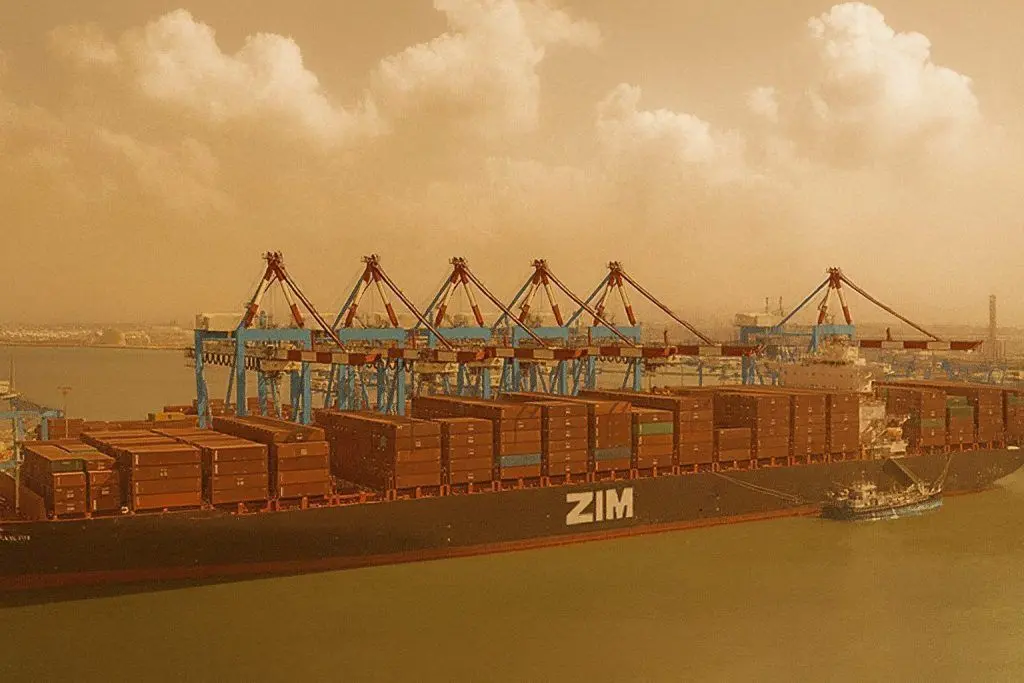 ZIM Stock (NYSE: ZIM) in Focus: Takeover Bids, Proxy Fight, Dividend Signals, and Analyst Forecasts (Dec. 15, 2025)