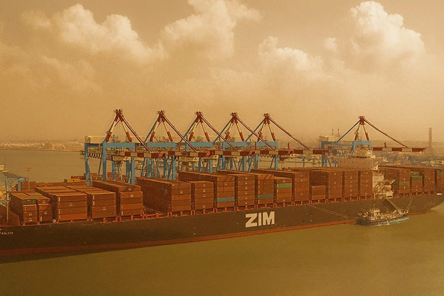 ZIM Stock (NYSE: ZIM) in Focus: Takeover Bids, Proxy Fight, Dividend Signals, and Analyst Forecasts (Dec. 15, 2025)