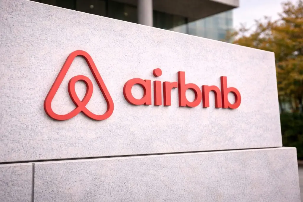 Airbnb stock (ABNB) drops 5%: tourism warning, new AI CTO and insider sale in focus