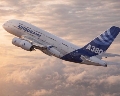 Airbus stock price closes higher as French Navy drone deal lands; engine supply still the swing factor