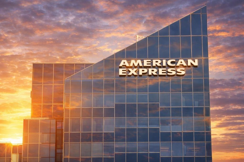 American Express stock on watch: Trump’s 10% credit-card rate cap call jolts AXP ahead of Monday