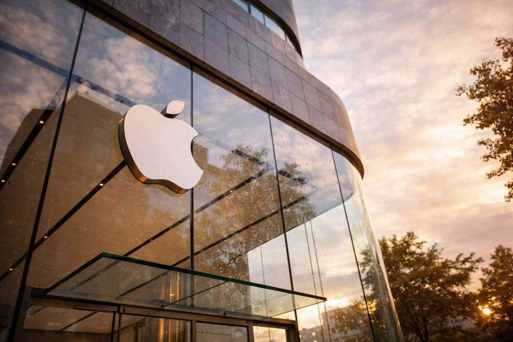 Apple Inc Stock Rises as $100 Billion Buyback and iPhone 17 Demand Reset CEO Handoff