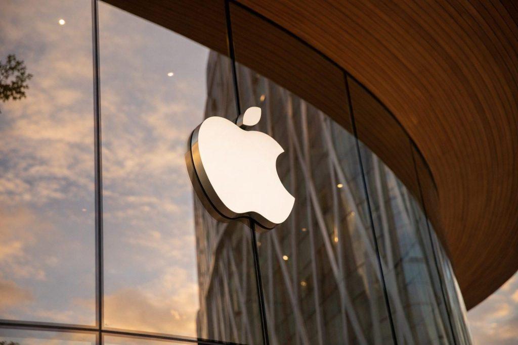 Apple stock slides into earnings: why AAPL traders brace for a bumpier week
