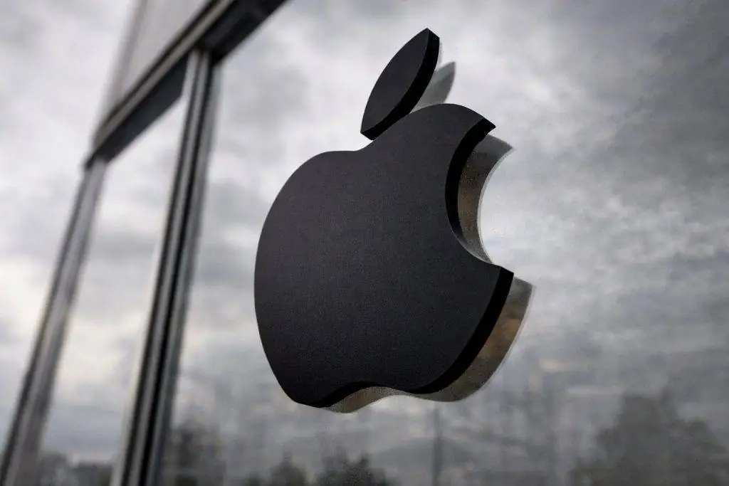 Apple stock slips as earnings loom; iPhone sales and Siri AI push in sharp focus