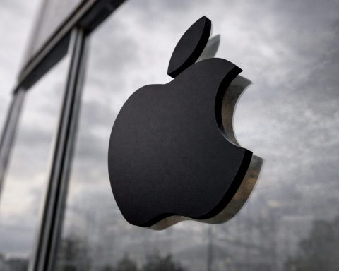 Apple stock slips as earnings loom; iPhone sales and Siri AI push in sharp focus