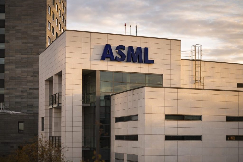 ASML stock price: Morgan Stanley’s new €1,400 target lands ahead of a big earnings test