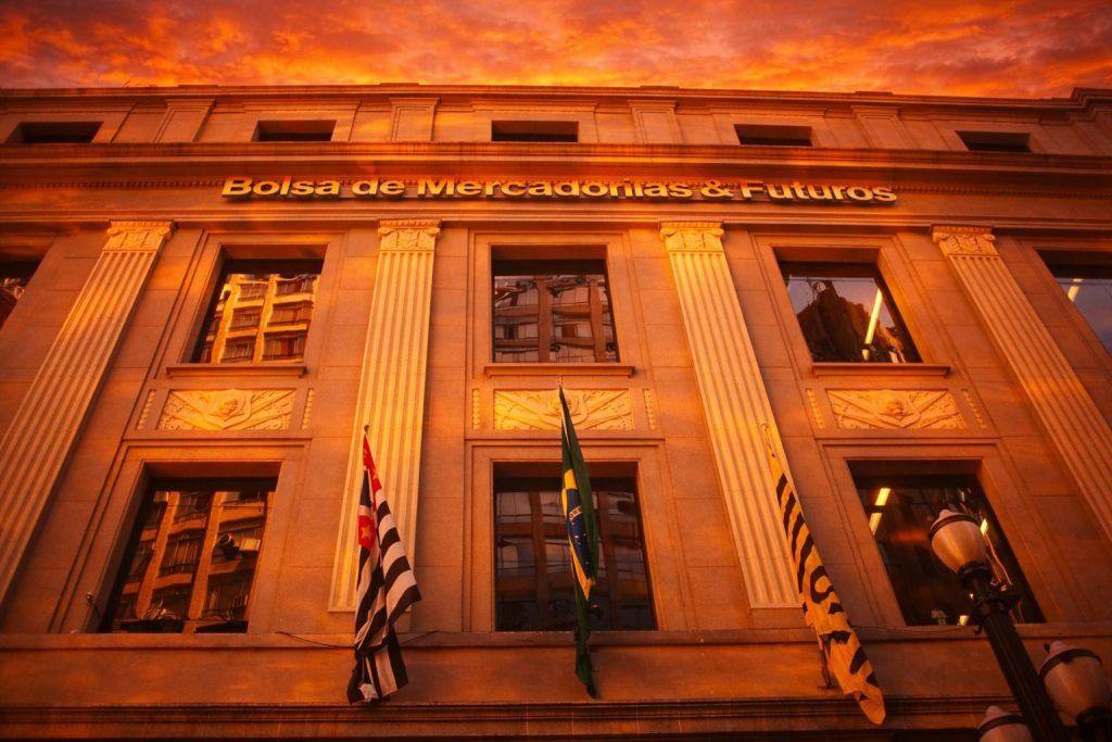 B3 stock slips to R$13.43 as São Paulo’s exchange reopens; Copom and inflation in focus