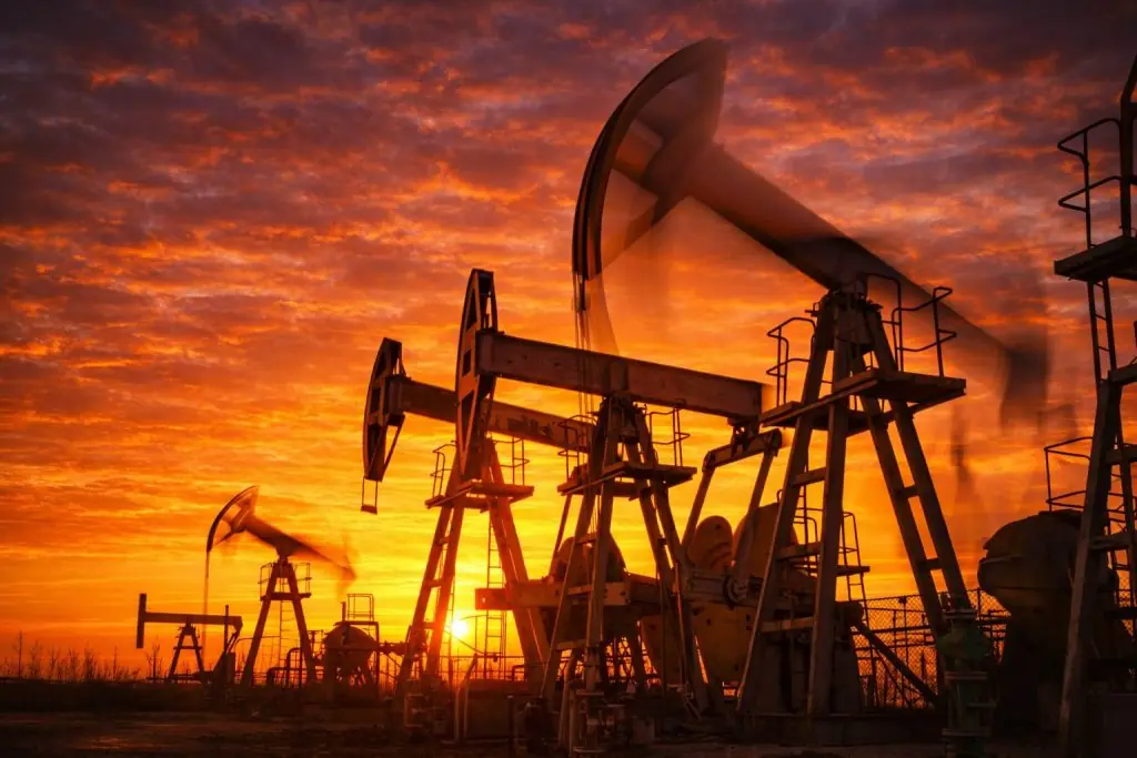 Brent price stock in focus: BNO oil ETF slips premarket as Venezuela talks and Iran unrest steer crude