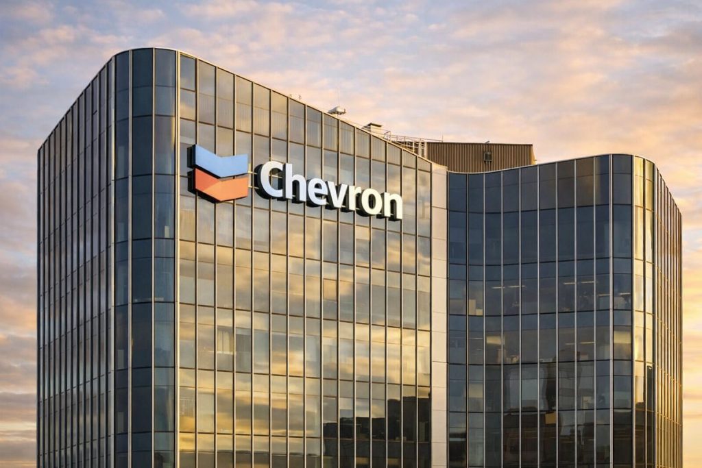 Chevron stock price steadies near $167 after oil slides; CVX traders eye Venezuela shift, earnings next week