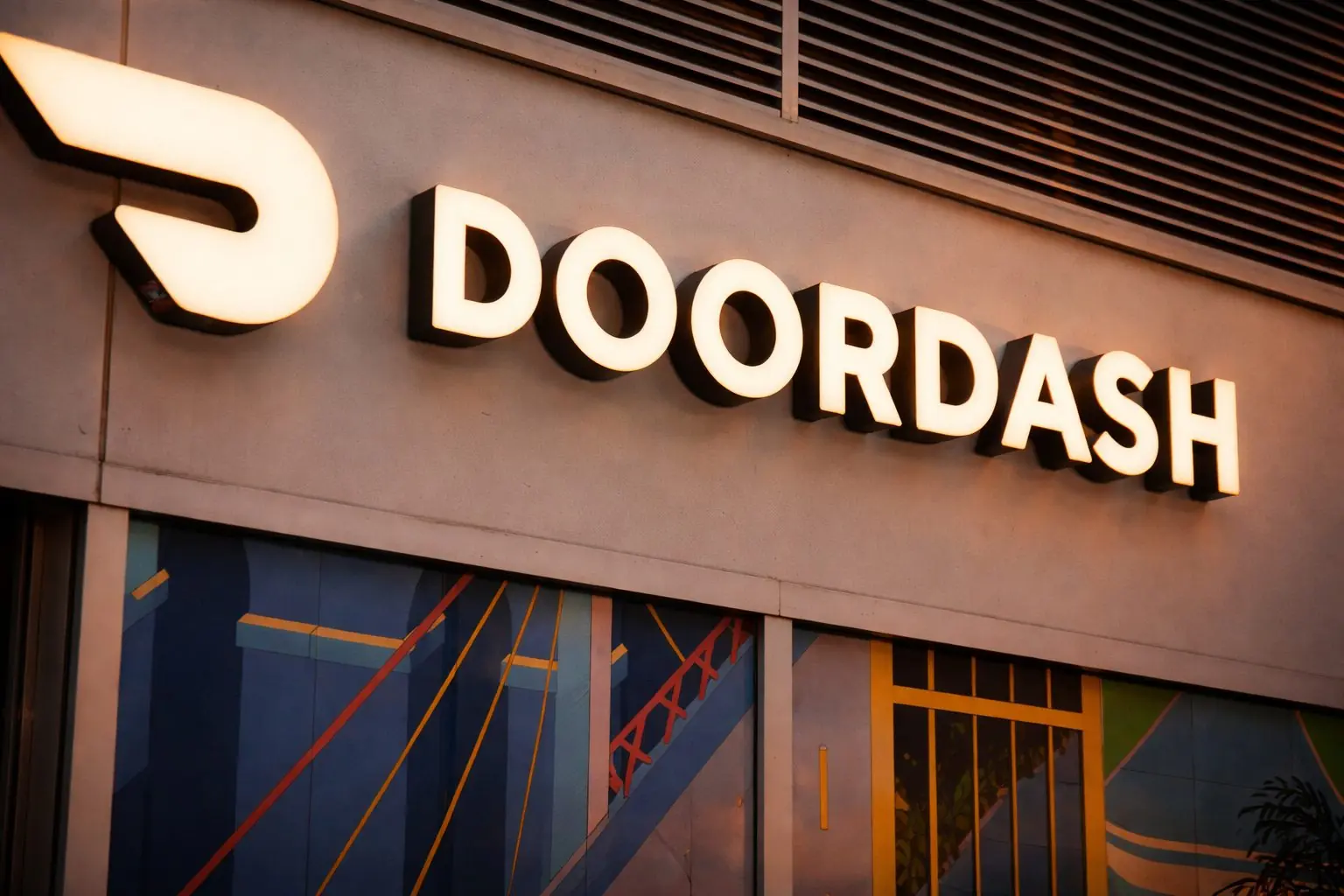 DoorDash stock slides nearly 4% as Feb. 18 earnings date nears and CEO sale shows up in filings