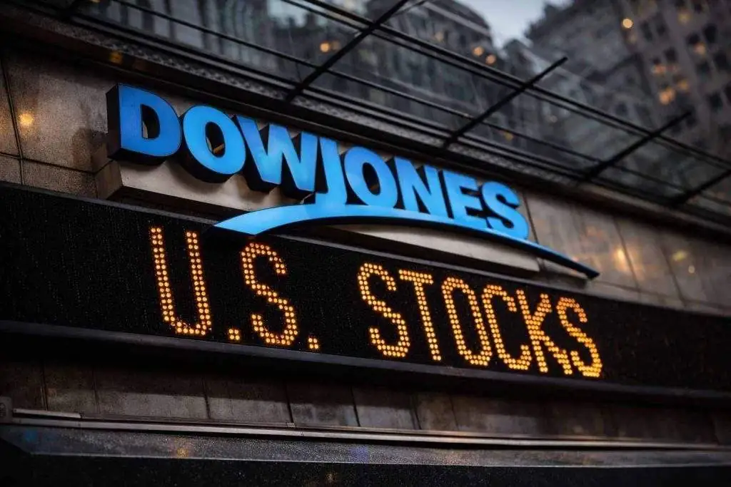 Dow Jones jumps 589 points as Trump backs off Greenland tariffs; futures edge up before PCE